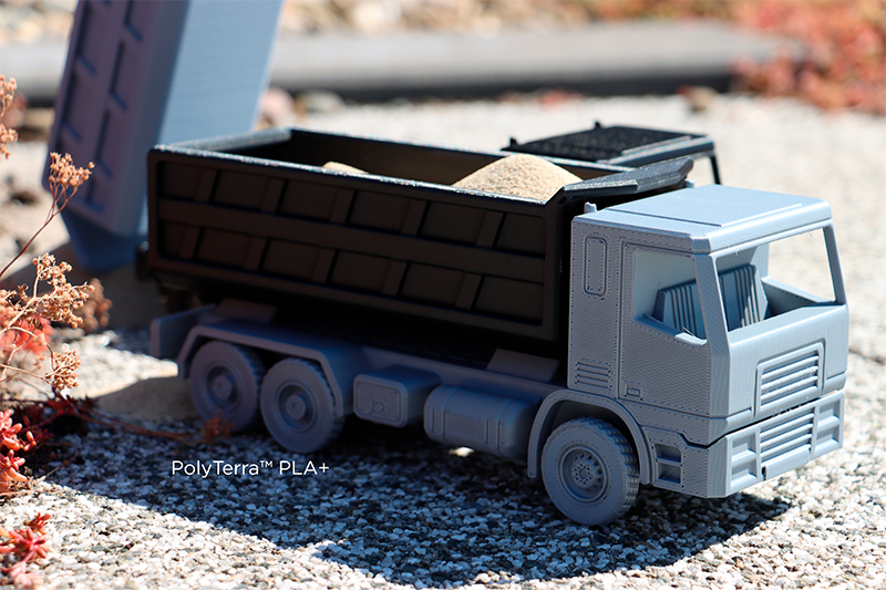 Um modelo de camião impresso em 3D com o filamento PolyTerra PLA+